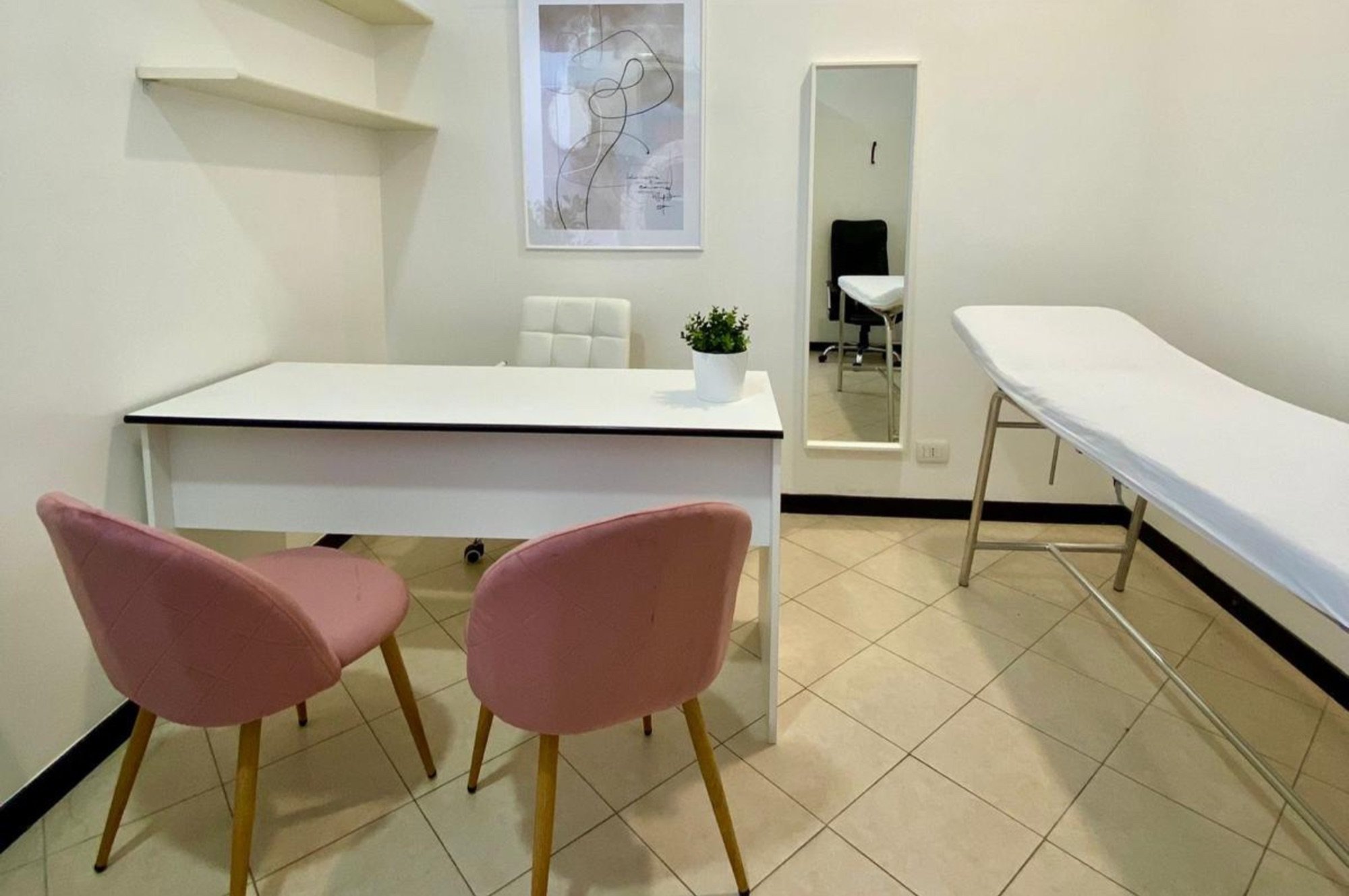 Scrivania con due poltroncine rosa e lettino laterale in studio professionale Standard presso Spatium Sestri, Genova