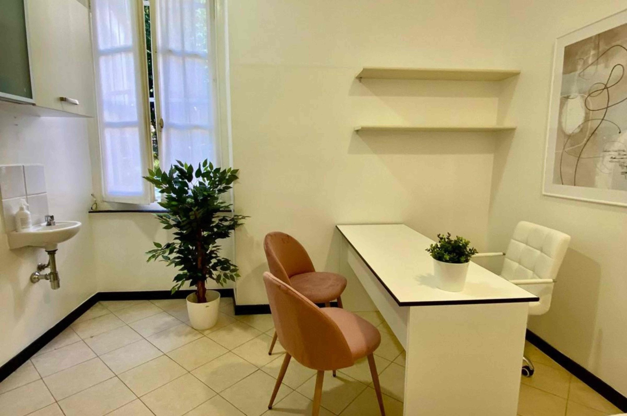 Scrivania con sedute, scaffali e pianta in studio professionale Standard presso Spatium Righi, Genova
