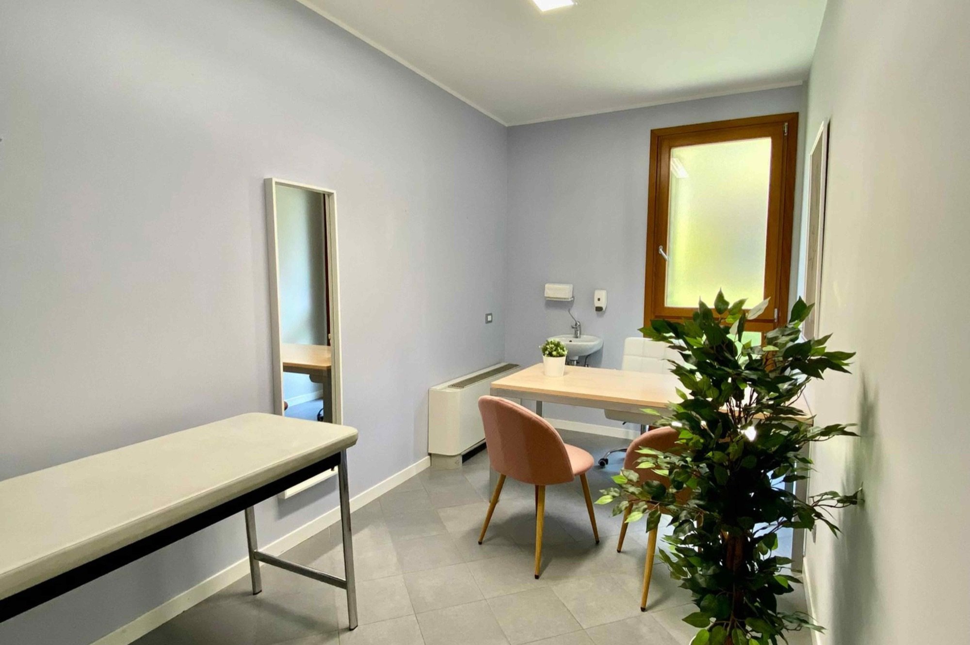 Lettino da visita con tavolo colloquio e grande pianta in studio professionale Top presso Spatium San Donà, Mestre
