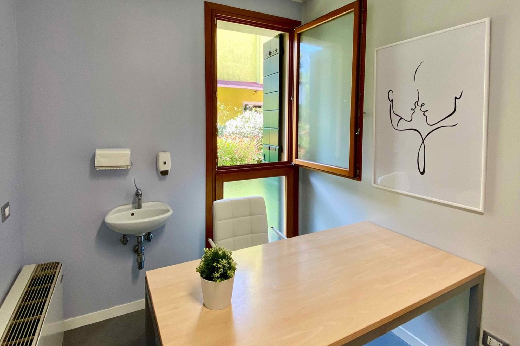 Scrivania in legno con sedute, lavabo e finestra in studio professionale Top presso Spatium San Donà, Mestre