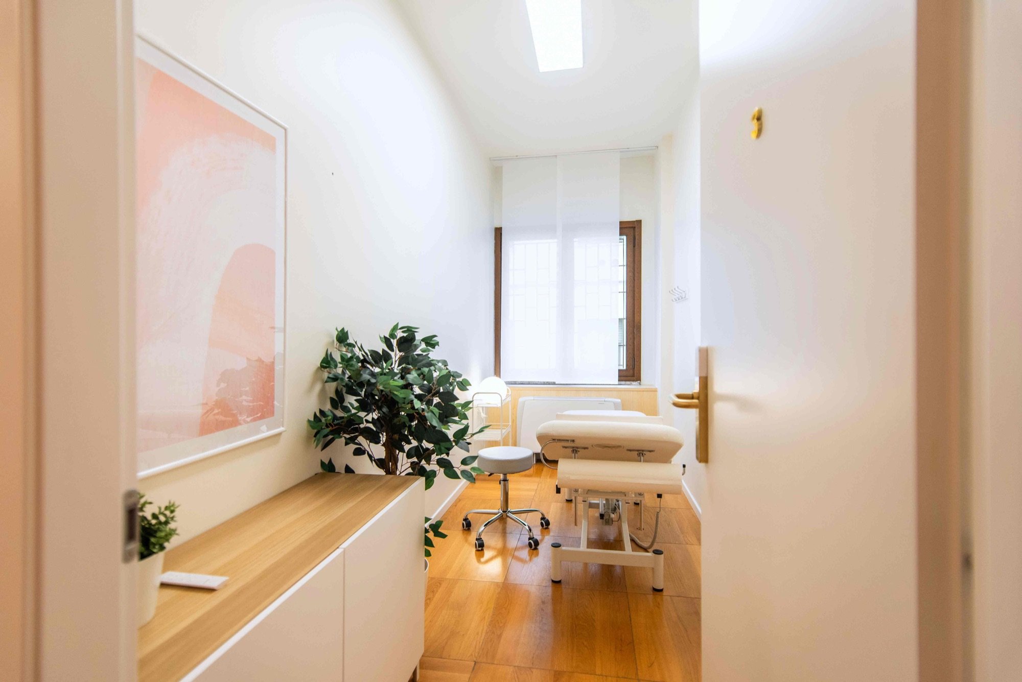 Accesso allo studio con lettino e arredi in studio professionale Standard presso Spatium Corso Italia, Milano