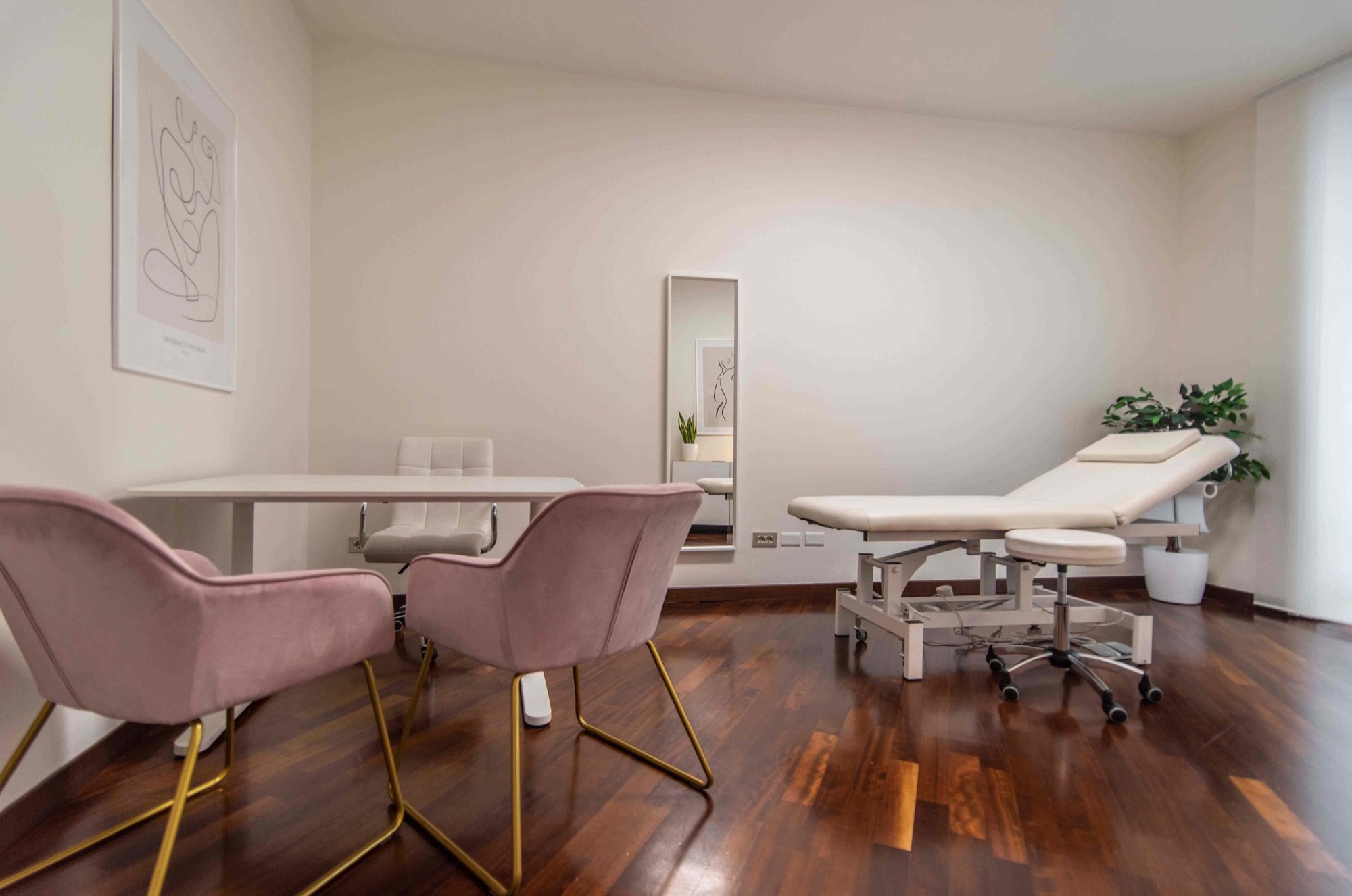 Area colloquio con poltroncine e lettino sullo sfondo in studio professionale Exclusive presso Spatium Duomo, Milano