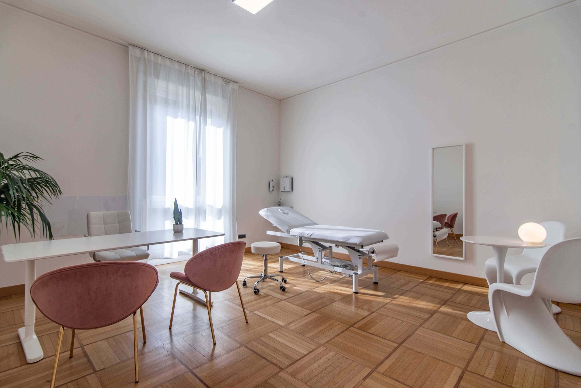 Area colloquio con poltroncine e lettino sullo sfondo in studio professionale Lounge presso Spatium Missori, Milano