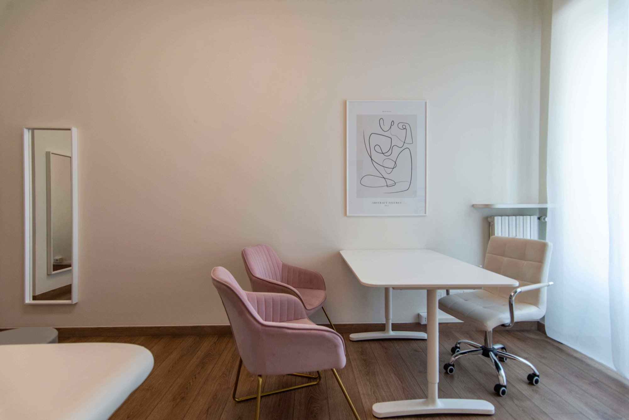 Area colloquio con tavolo e poltroncine in studio professionale Exclusive presso Spatium Policlinico, Milano