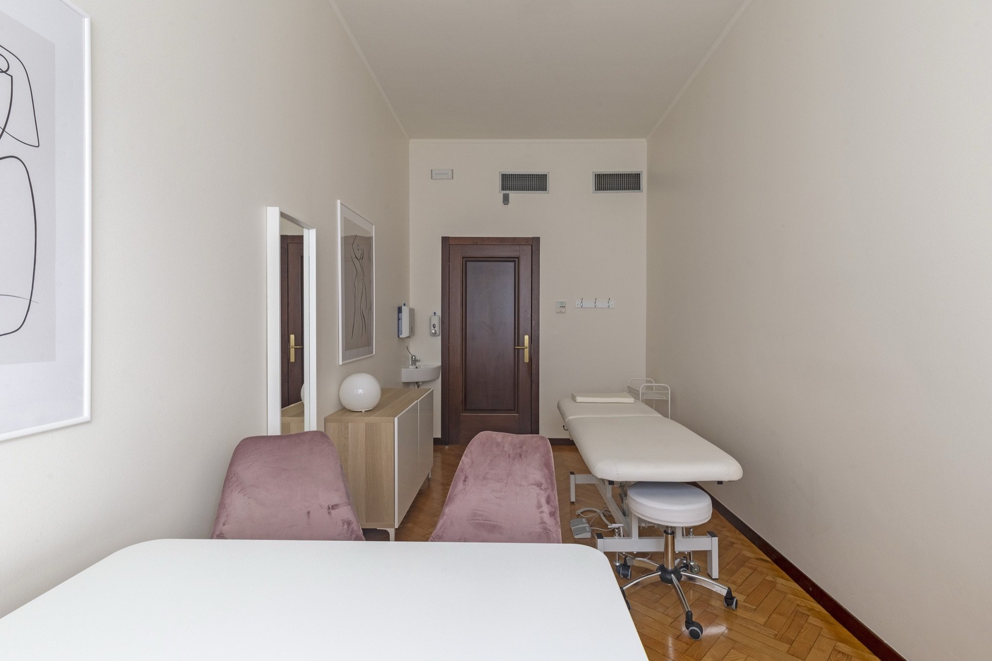 Vista dall'area colloquio verso lettino e ingresso in studio professionale Exclusive presso Spatium Duomo, Milano