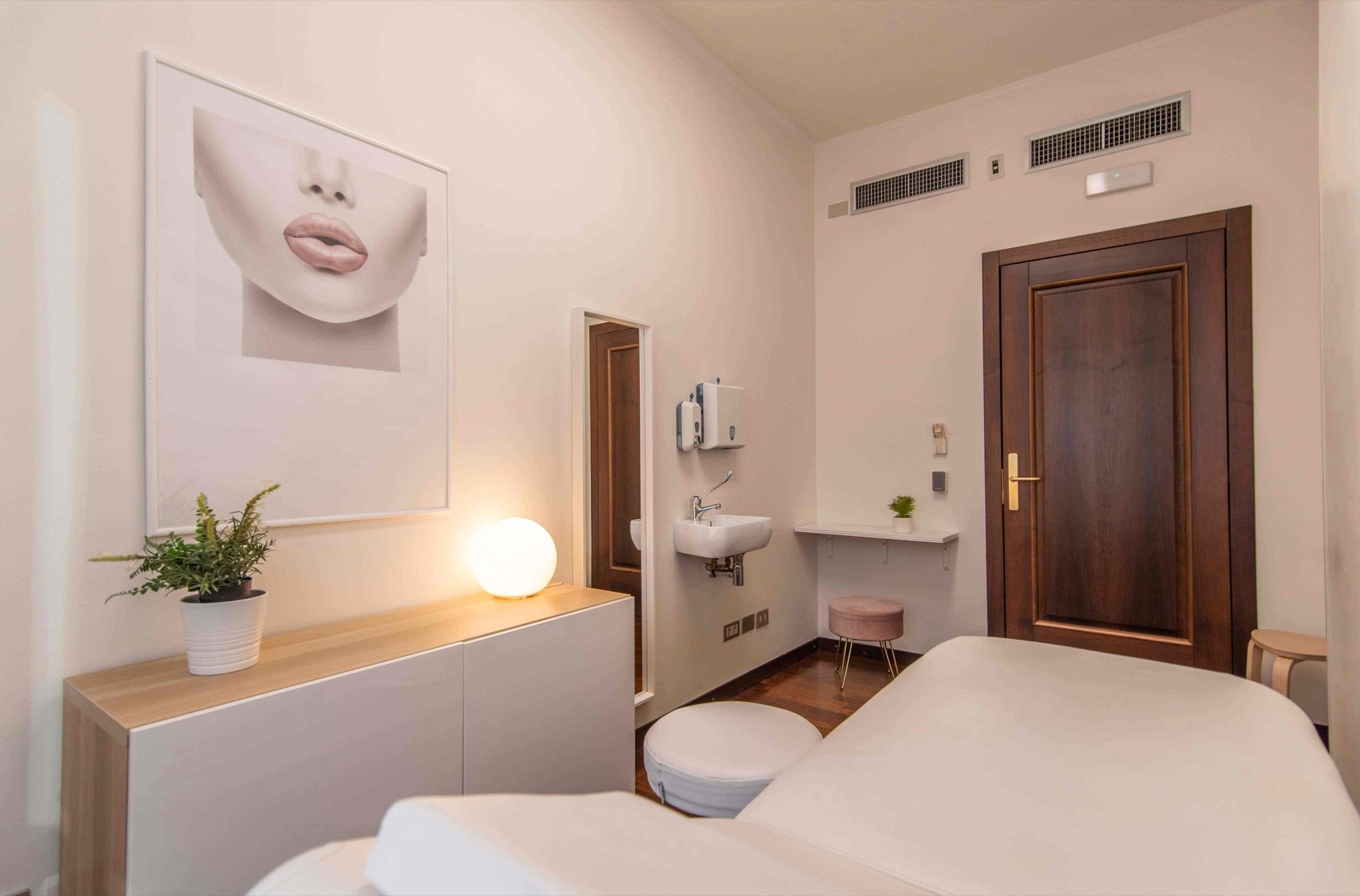 Vista dall'ingresso con lavabo e lettino in studio professionale Standard presso Spatium Duomo, Milano