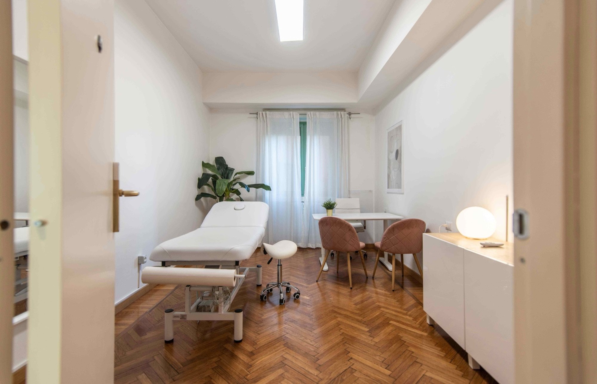 Vista dall'ingresso con lettino e tavolo colloquio in studio professionale Exclusive presso Spatium Loreto, Milano