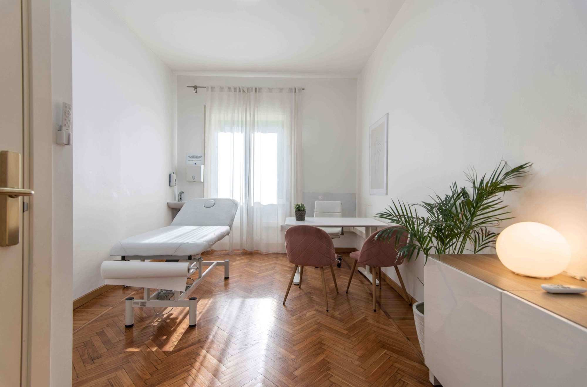 Vista dall'ingresso con lettino, tavolo e pianta in studio professionale Exclusive presso Spatium Loreto, Milano