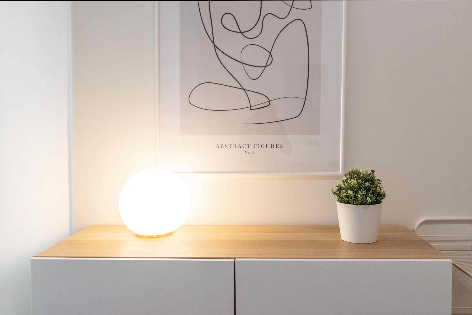 Dettaglio mobile con lampada e quadro in studio professionale Exclusive presso Spatium Corso Italia, Milano