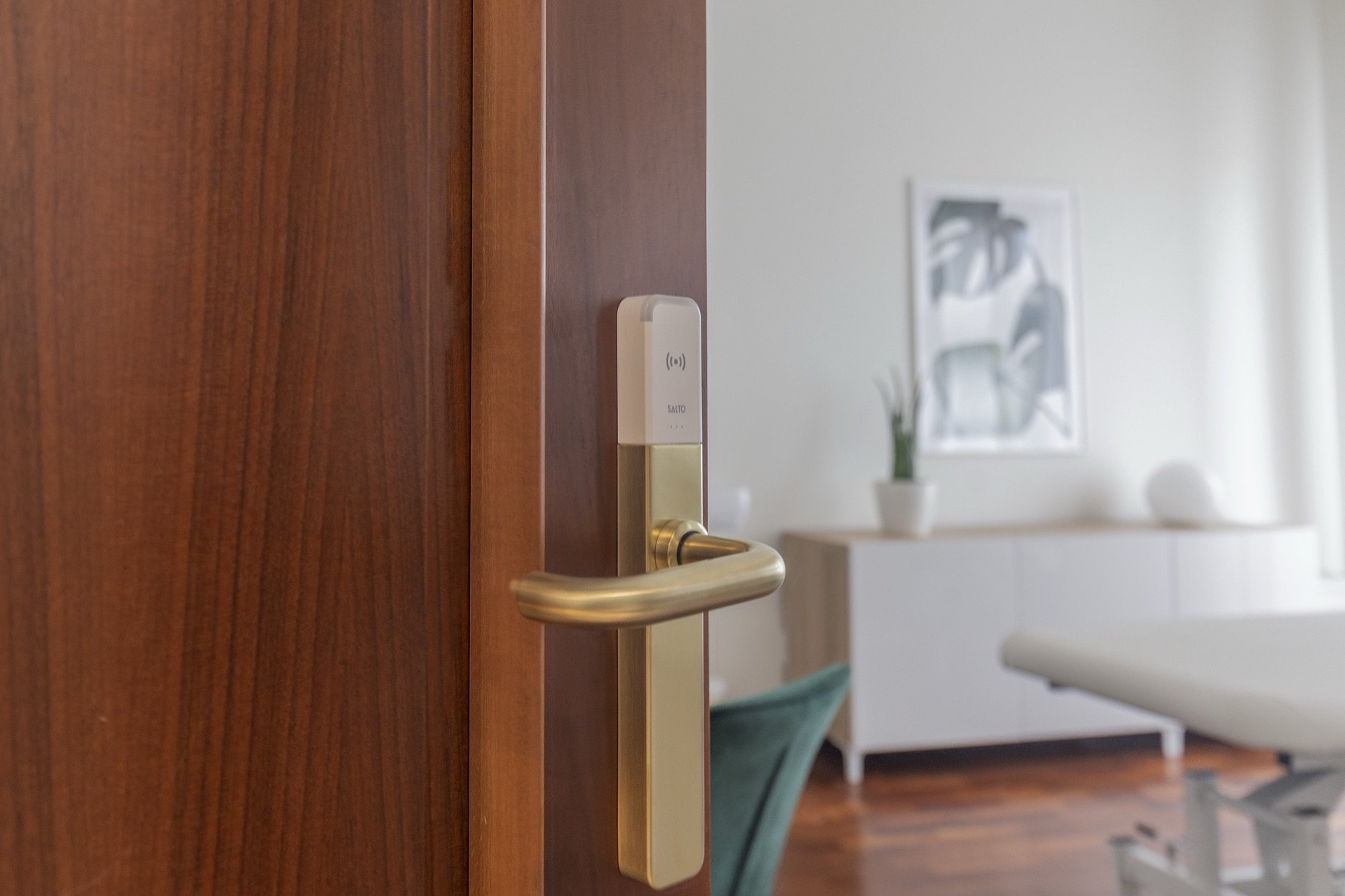 Dettaglio porta d'ingresso con area studio sullo sfondo in studio professionale Exclusive presso Spatium Duomo, Milano