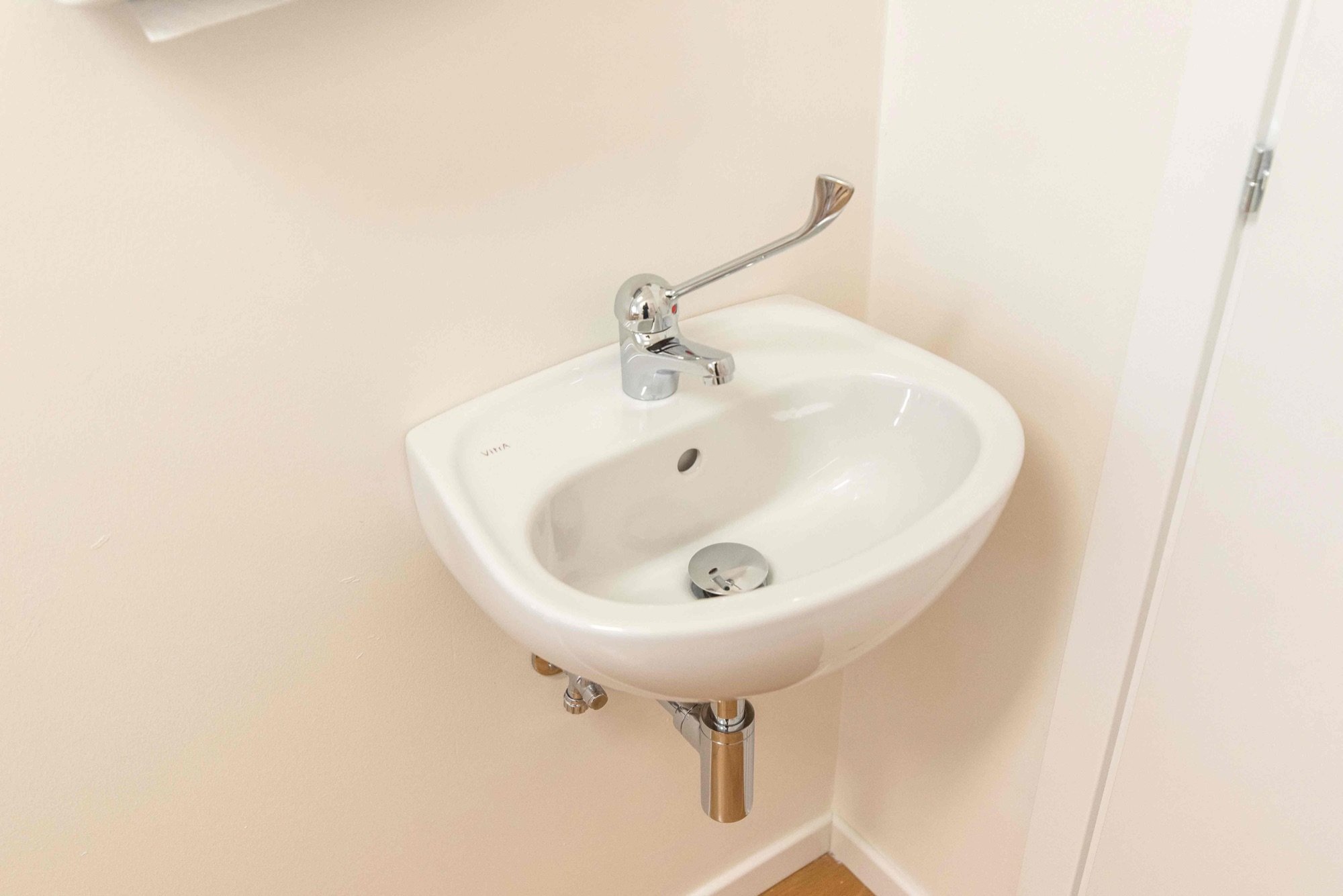 Lavabo clinico a parete in studio professionale Standard presso Spatium Corso Italia, Milano