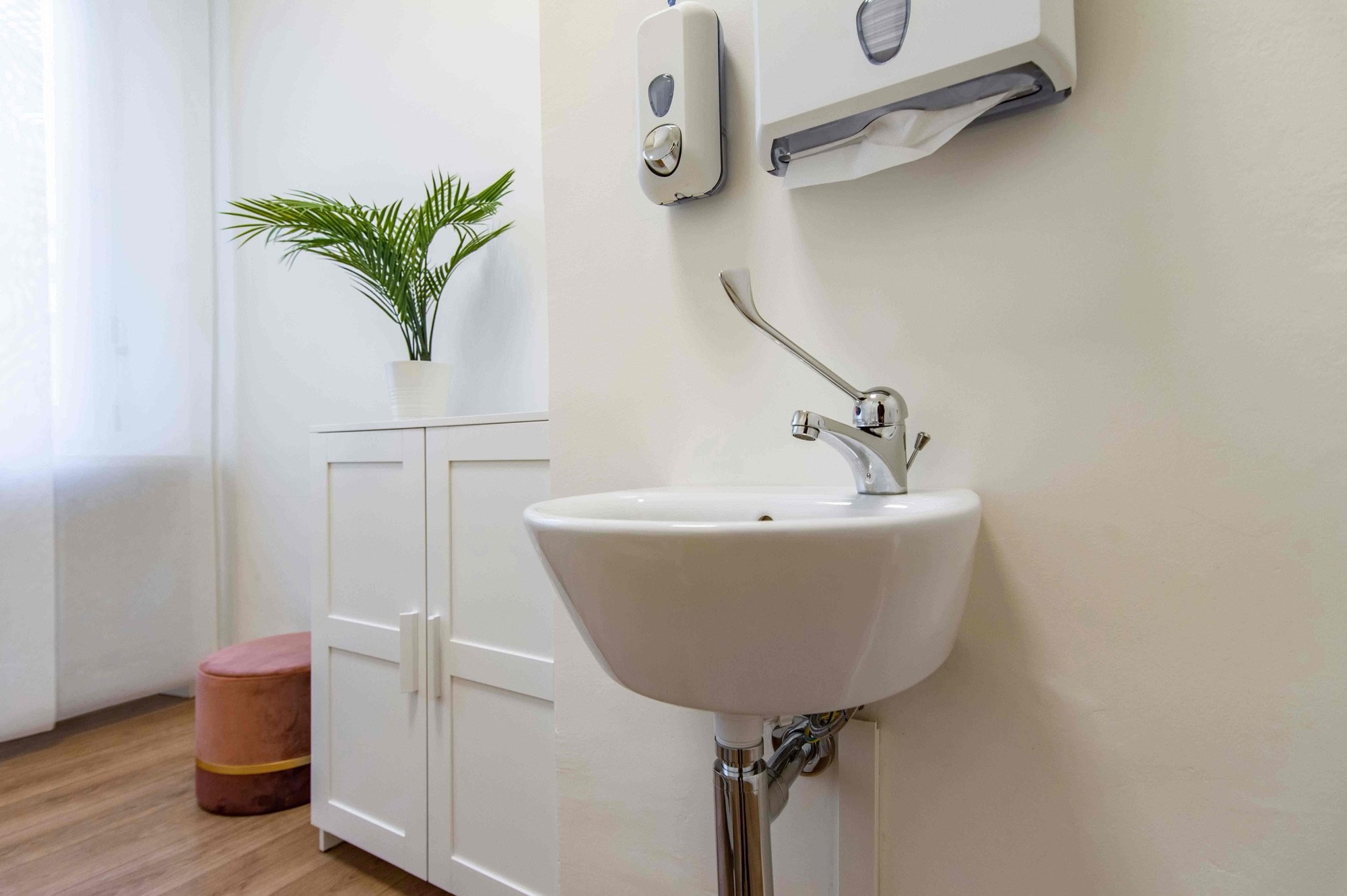 Lavabo clinico con dispenser e mobile in studio professionale Standard presso Spatium Policlinico, Milano