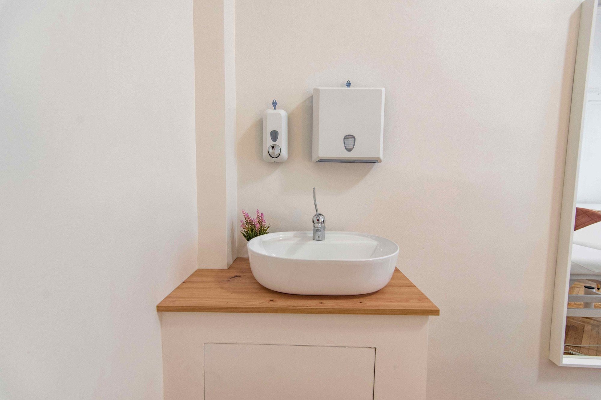 Lavabo clinico con dispenser e specchio in studio professionale Exclusive presso Spatium Cinque Giornate, Milano