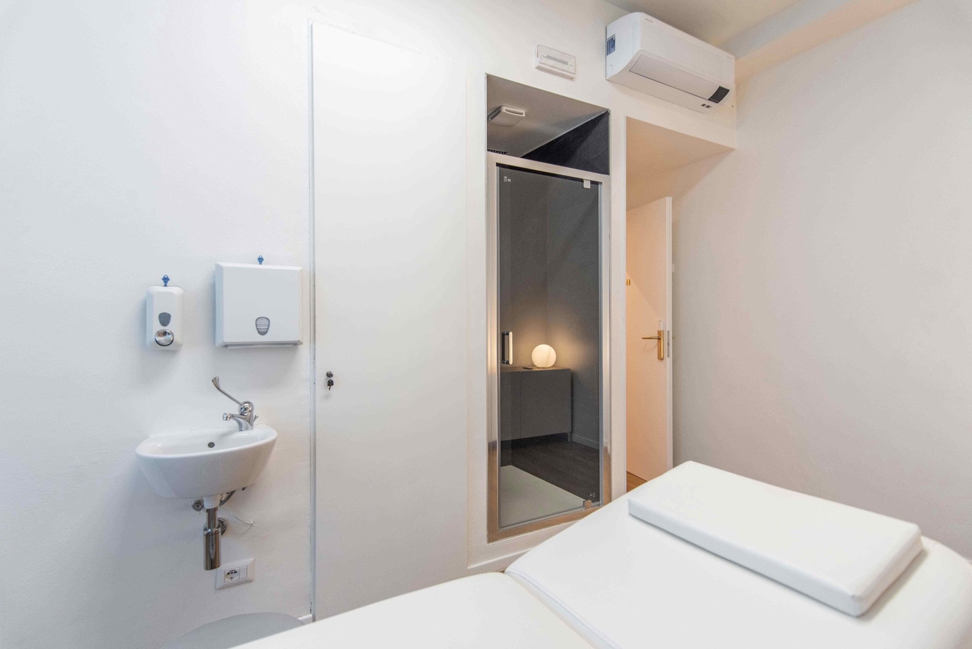 Lavabo clinico con lettino in primo piano in studio professionale Standard presso Spatium Porta Romana, Milano