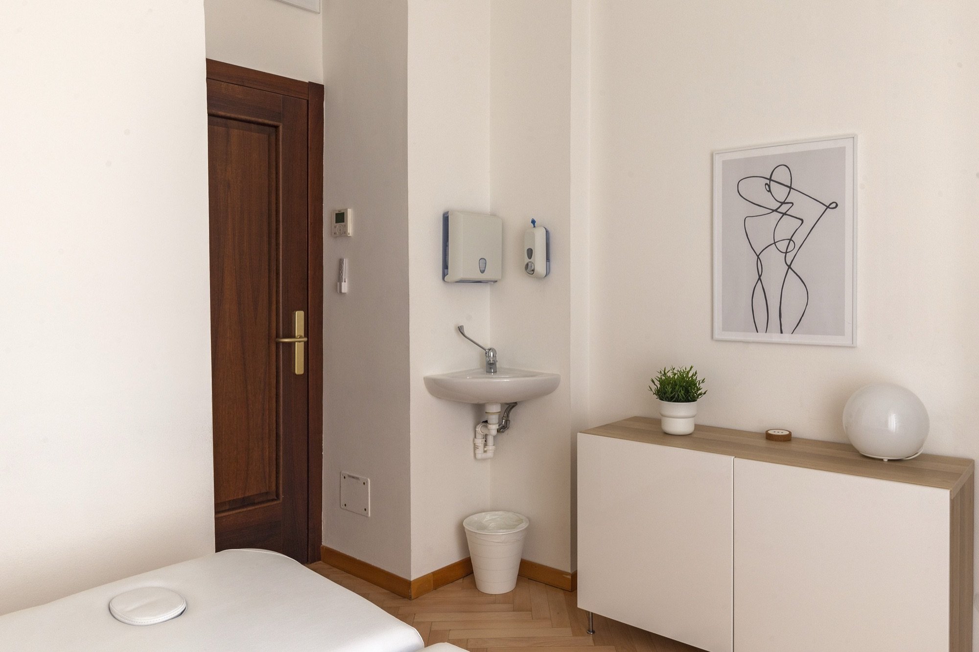 Lavabo clinico con mobile contenitore in studio professionale Standard presso Spatium Duomo, Milano