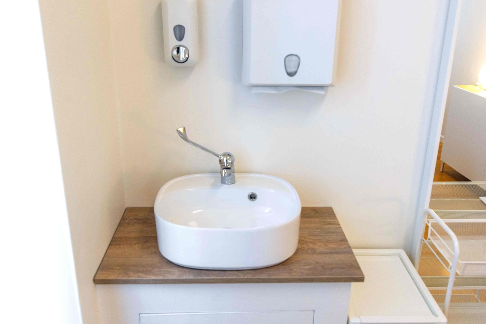 Lavabo clinico su mobile con dispenser in studio professionale Premium presso Spatium Corso Italia, Milano