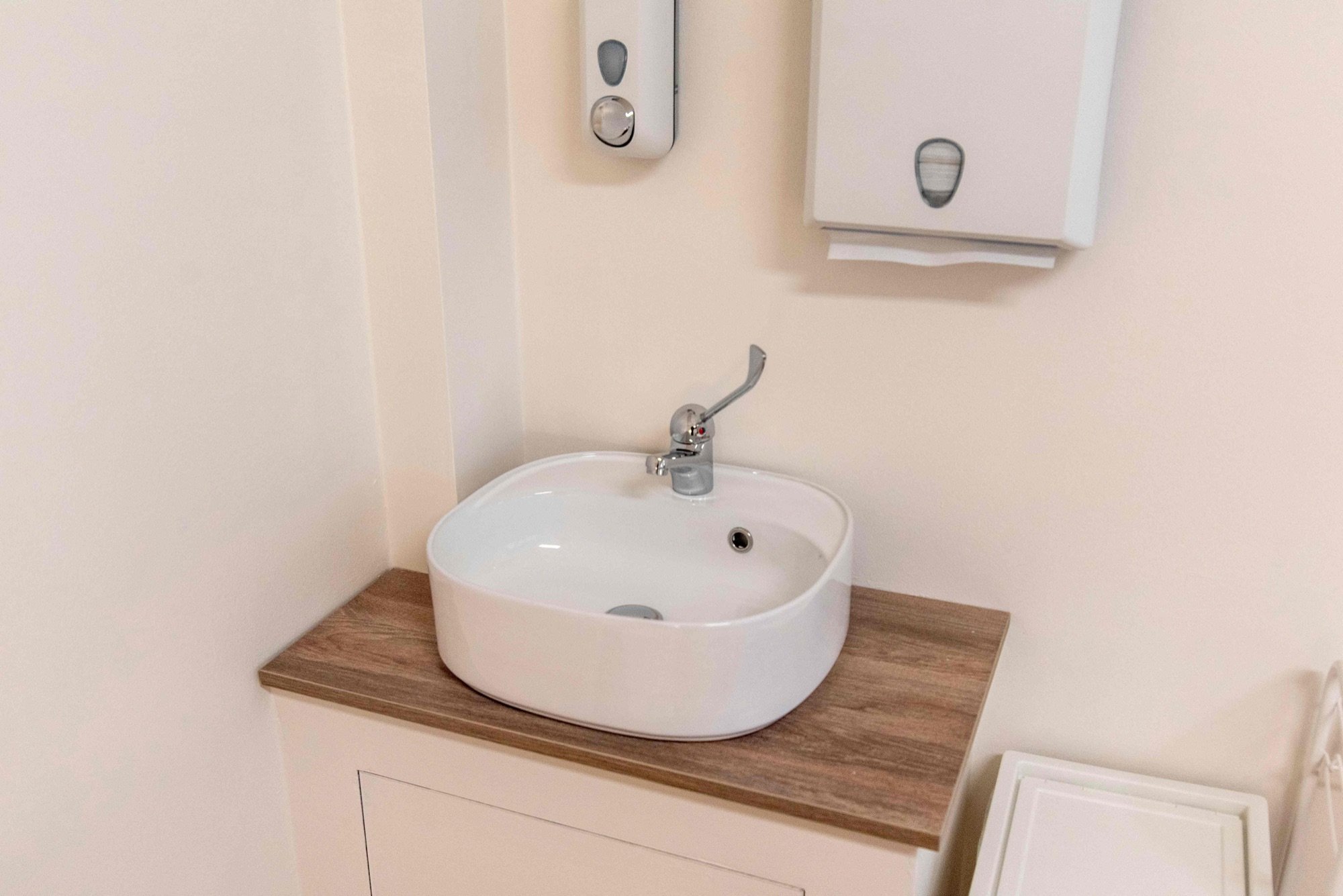Lavabo clinico su mobile con dispenser in studio professionale Lounge presso Spatium Corso Italia, Milano