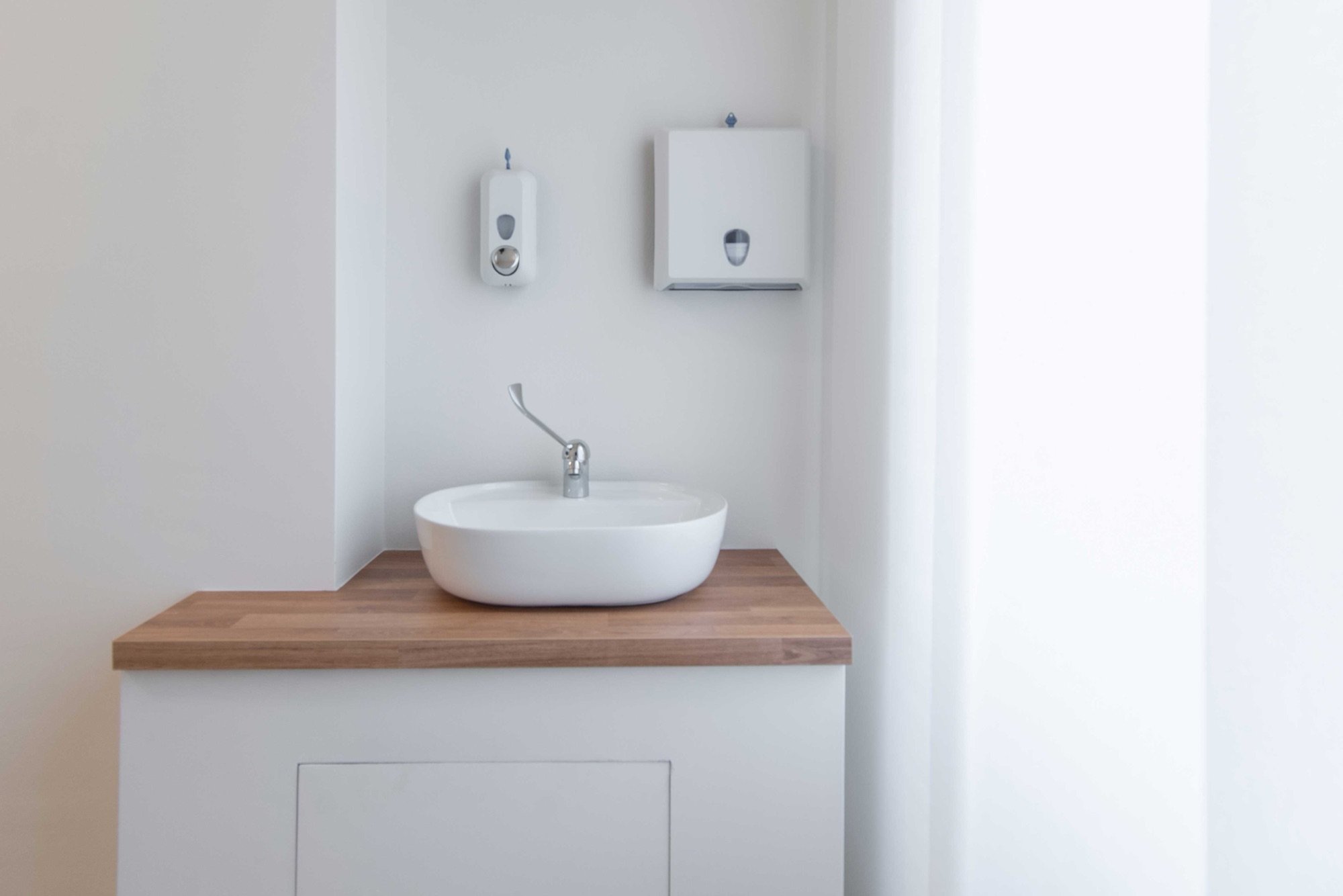 Lavabo clinico su mobile con dispenser in studio professionale Premium presso Spatium Vittor Pisani, Milano