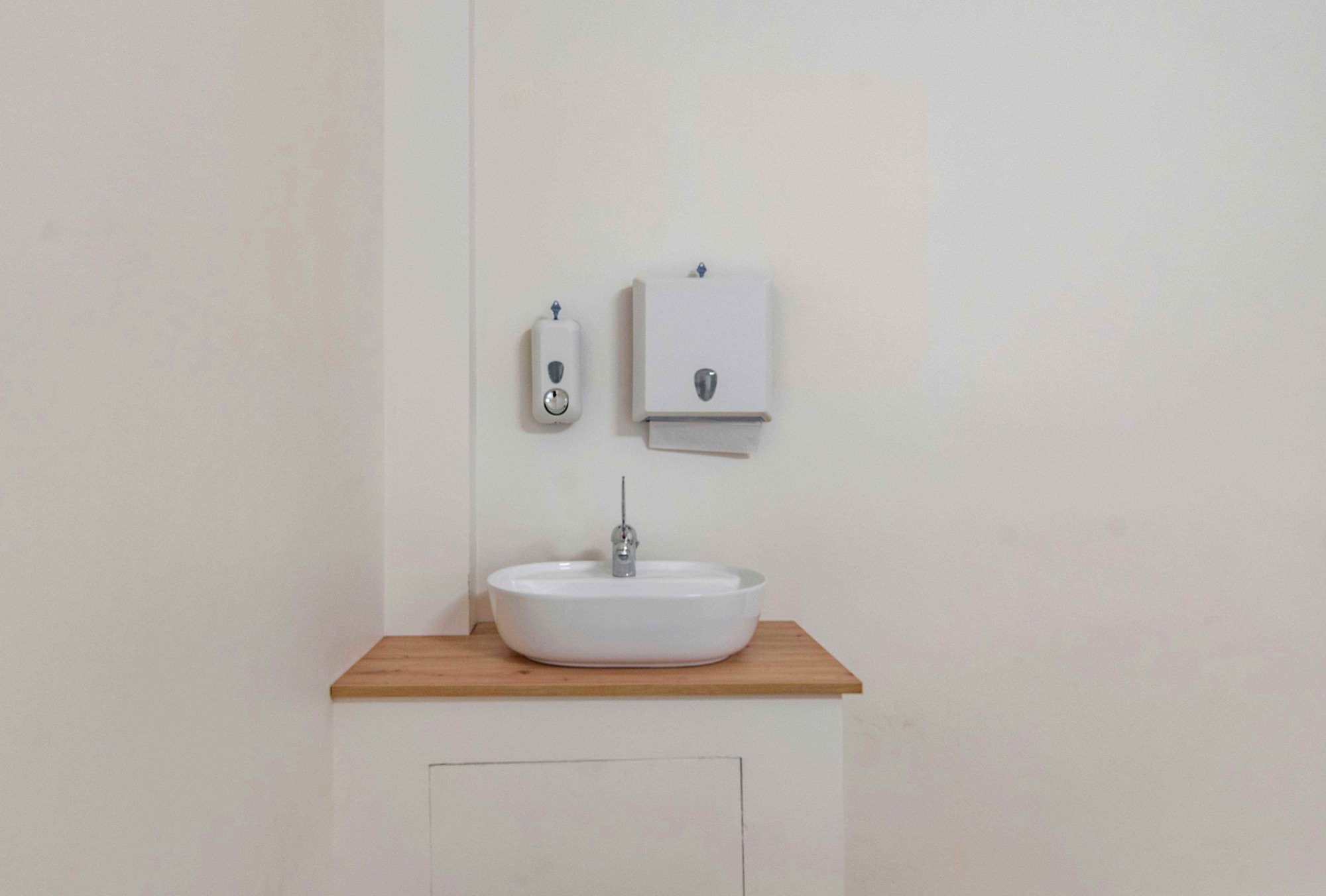 Lavabo clinico su mobile in studio professionale Lounge presso Spatium Cinque Giornate, Milano