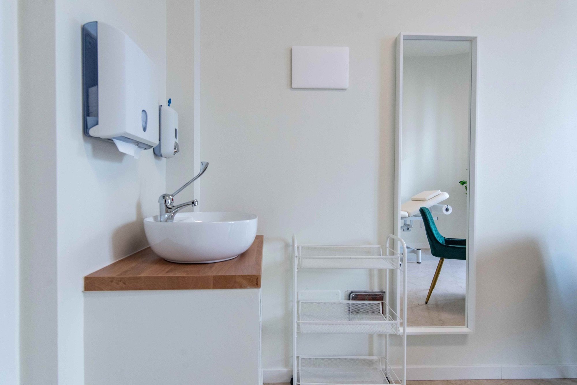 Lavabo clinico su mobile con specchio in studio professionale Lounge presso Spatium Duomo, Milano