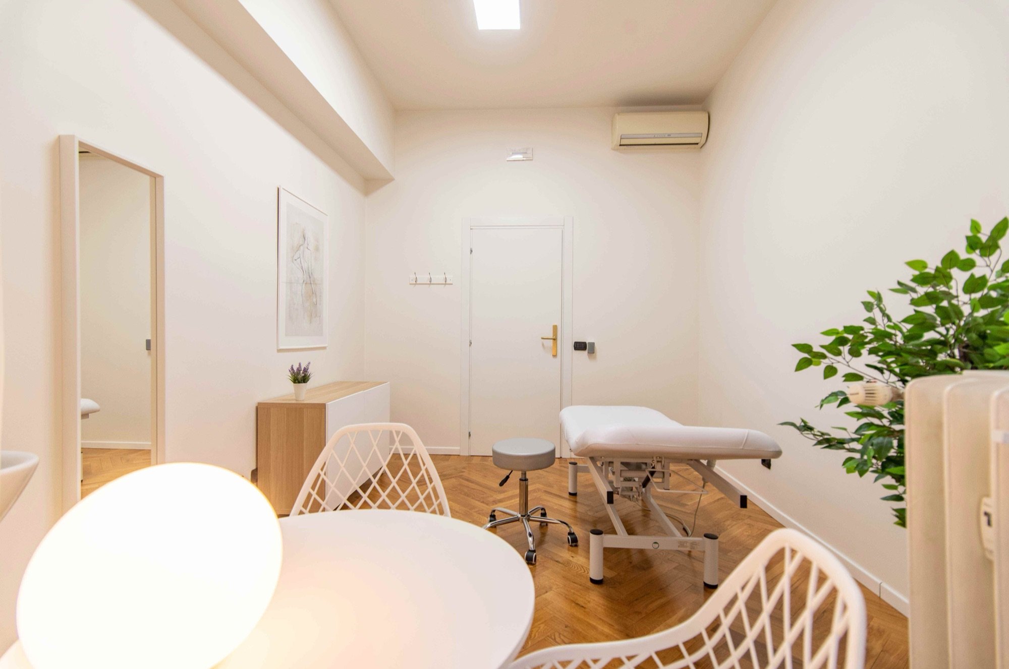 Vista ampia con lettino, sedute e arredi in studio professionale Premium presso Spatium Cinque Giornate, Milano