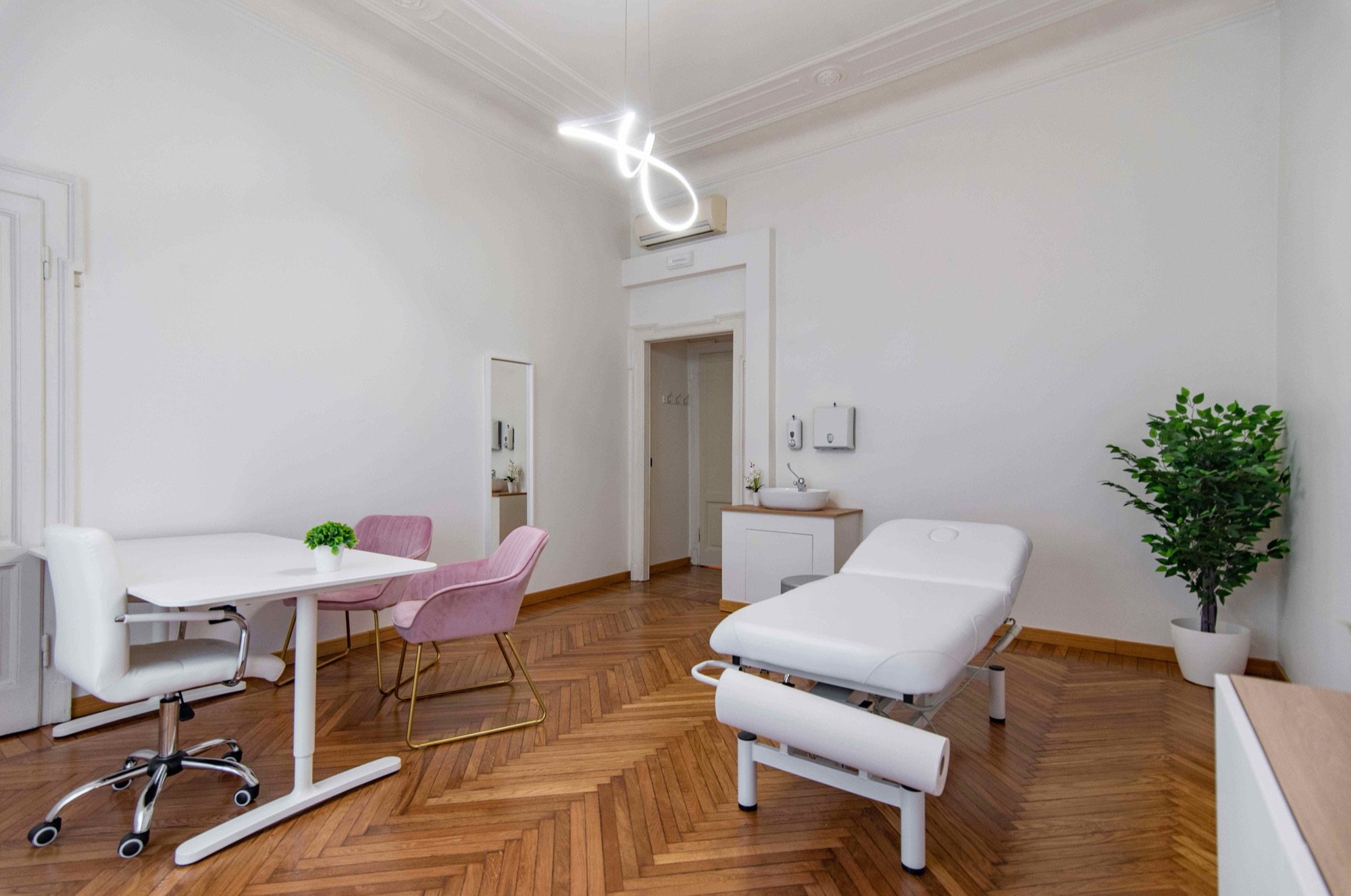 Vista ampia con lettino, tavolo e poltroncine in studio professionale Lounge presso Spatium Cinque Giornate, Milano
