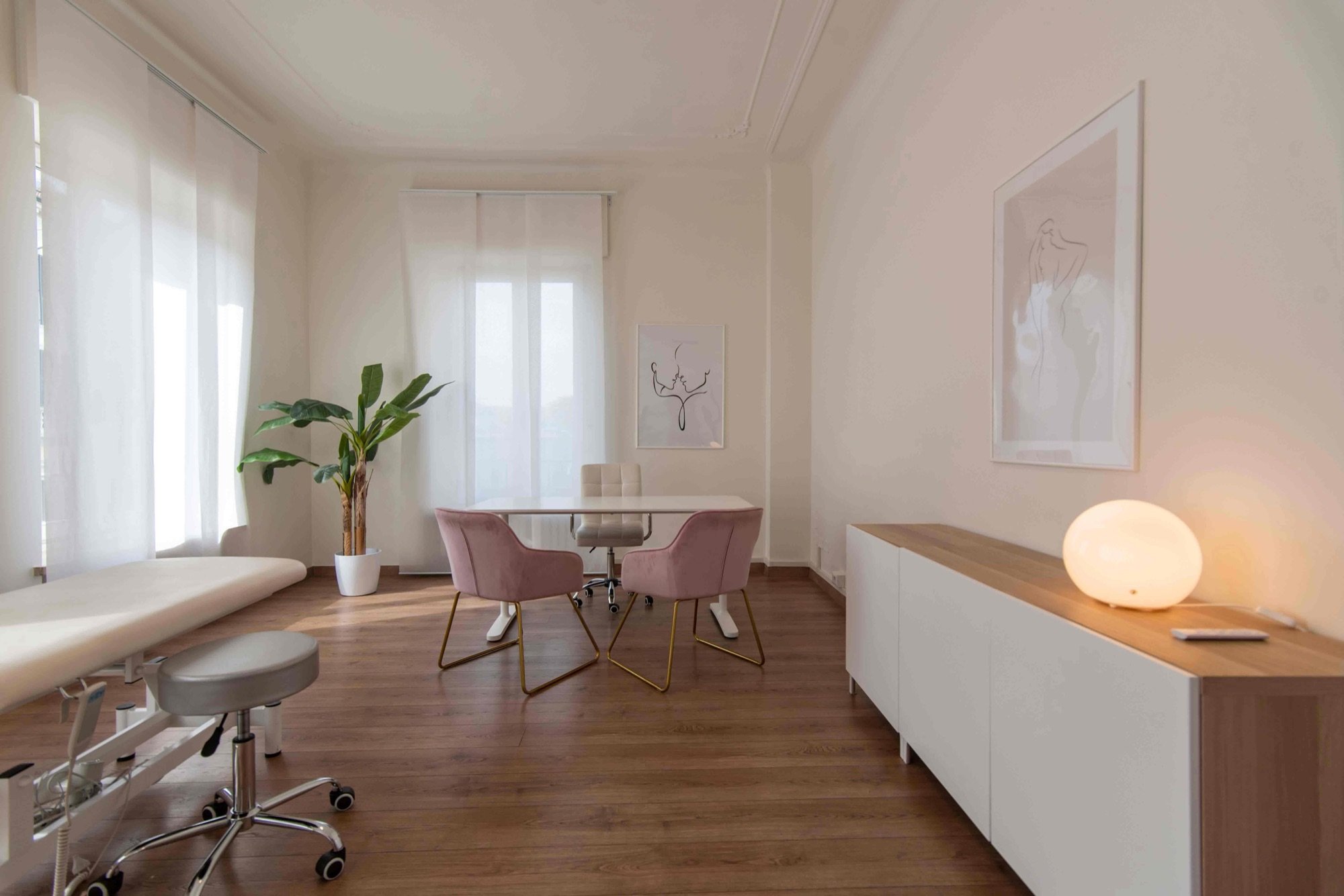 Vista ampia con lettino, tavolo e poltroncine in studio professionale Lounge presso Spatium Policlinico, Milano