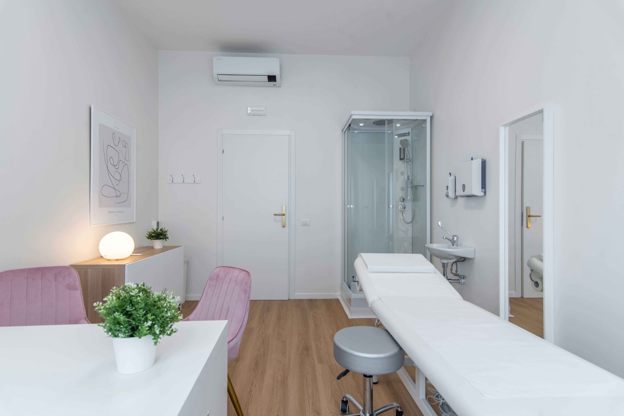 Lettino da visita con doccia, lavabo e poltroncine in studio professionale Top presso Spatium Vittor Pisani, Milano