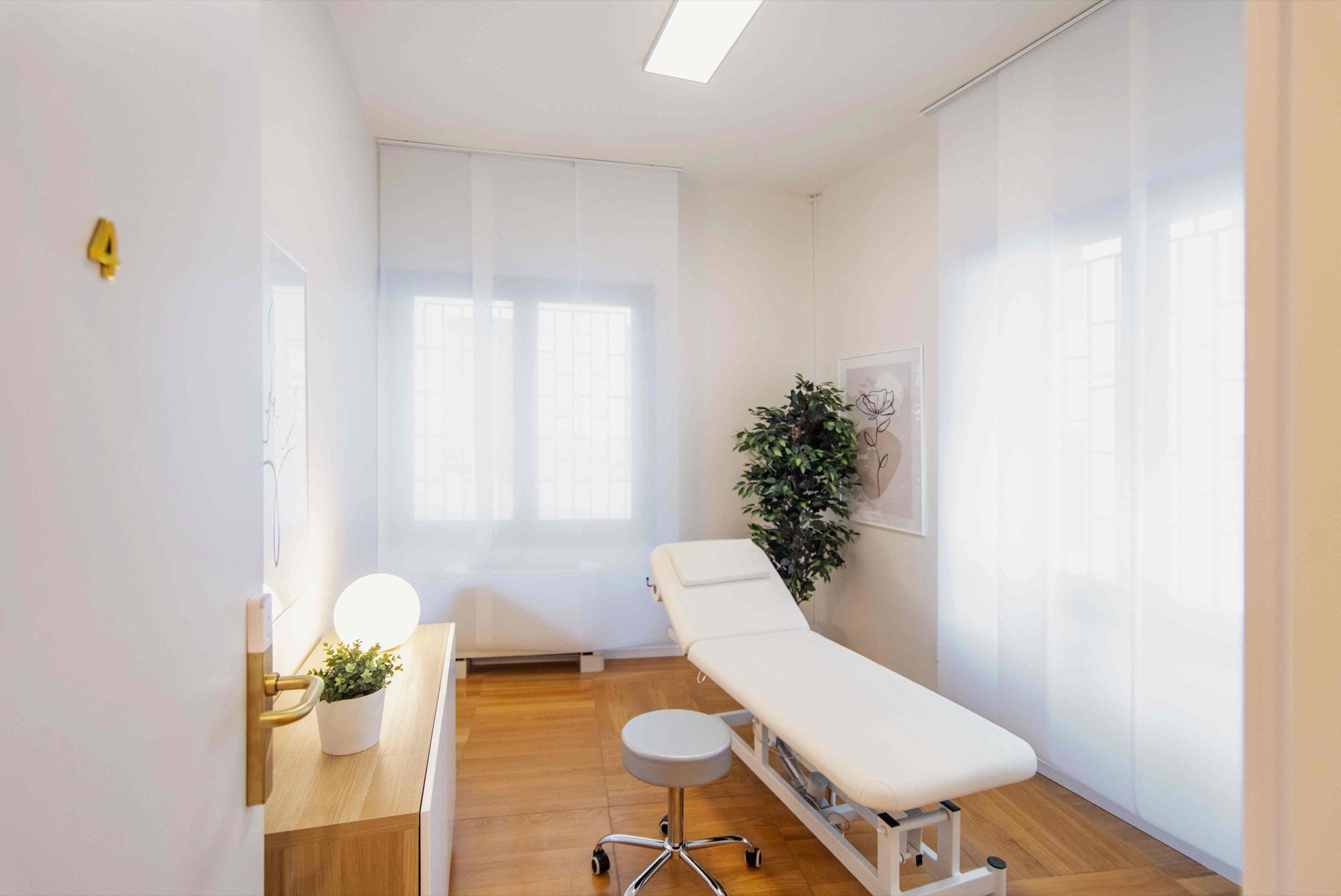 Lettino da visita vicino alle finestre in studio professionale Premium presso Spatium Corso Italia, Milano