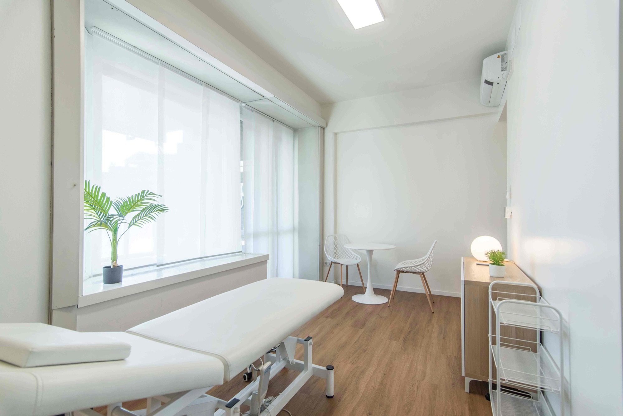 Lettino da visita con grande finestra e carrello in studio professionale Premium presso Spatium Porta Romana, Milano