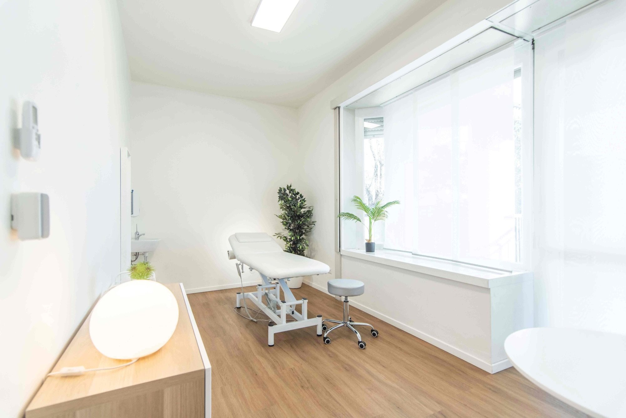Lettino da visita con grande finestra e lampada in studio professionale Premium presso Spatium Porta Romana, Milano
