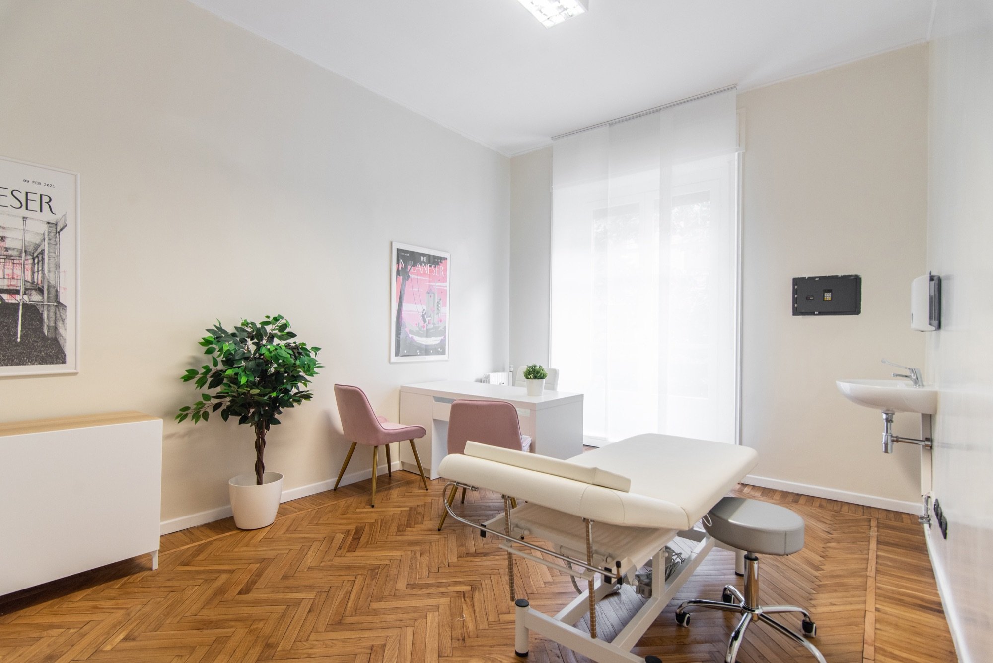 Lettino da visita con grande pianta e lavabo in studio professionale Exclusive presso Spatium Santa Sofia, Milano