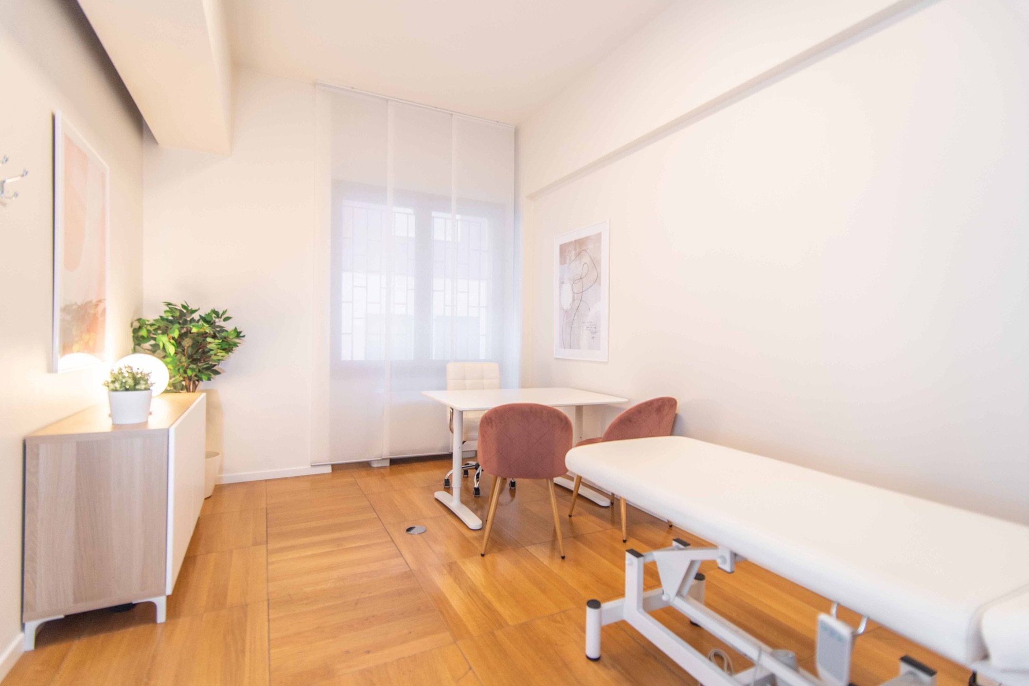Lettino da visita in vista laterale con tavolo sullo sfondo in studio professionale Exclusive presso Spatium Corso Italia, Milano