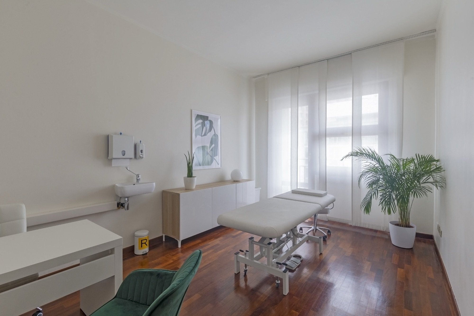 Lettino da visita con lavabo clinico e pianta in studio professionale Exclusive presso Spatium Duomo, Milano