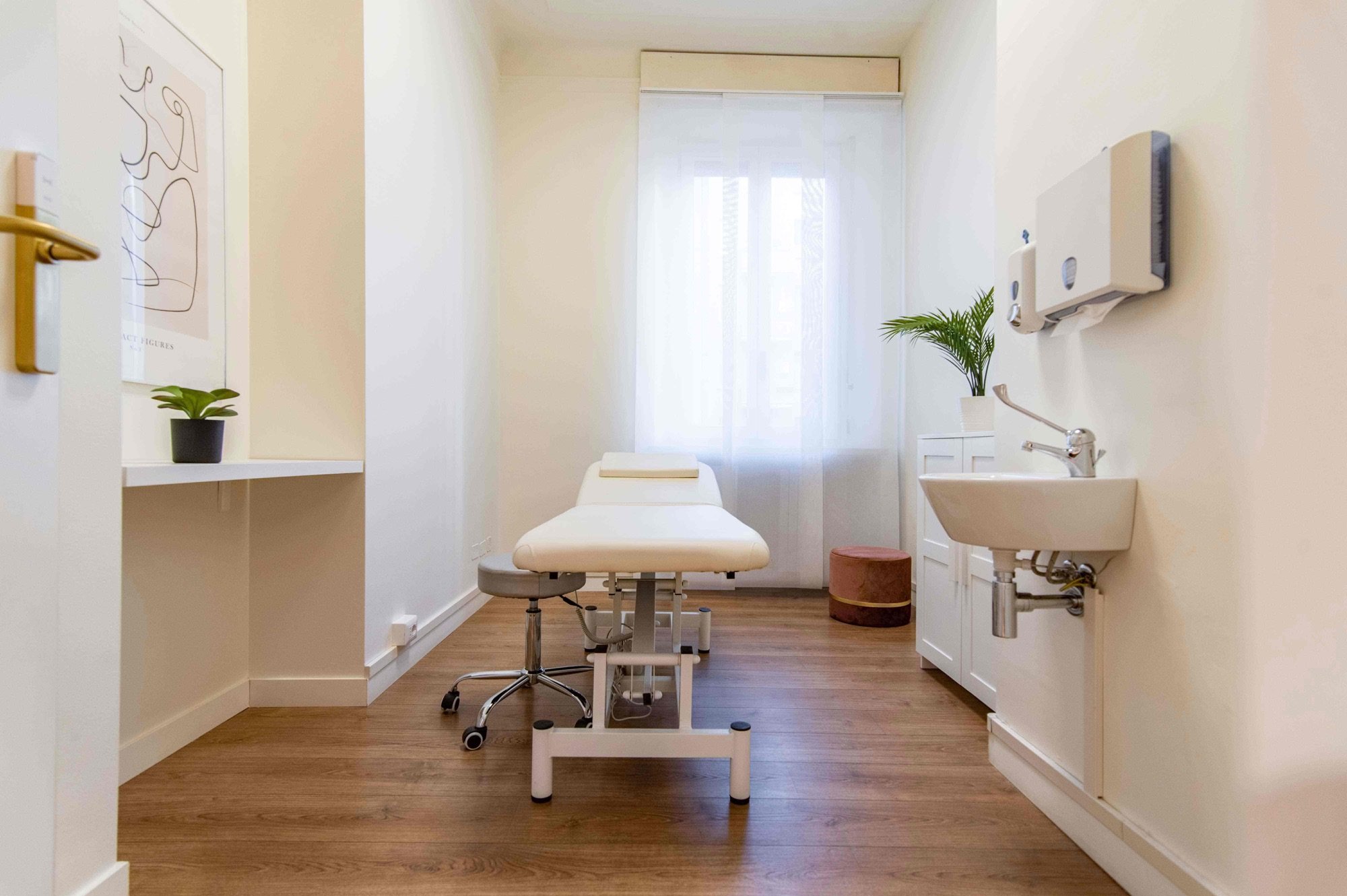 Lettino da visita con lavabo e mobile clinico in studio professionale Standard presso Spatium Policlinico, Milano