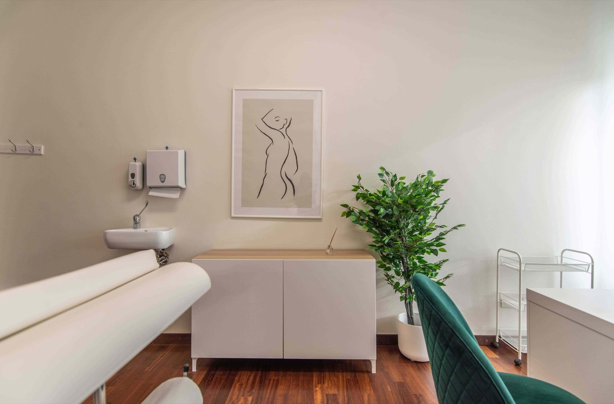 Lettino da visita con lavabo, mobile e pianta in studio professionale Top presso Spatium Duomo, Milano