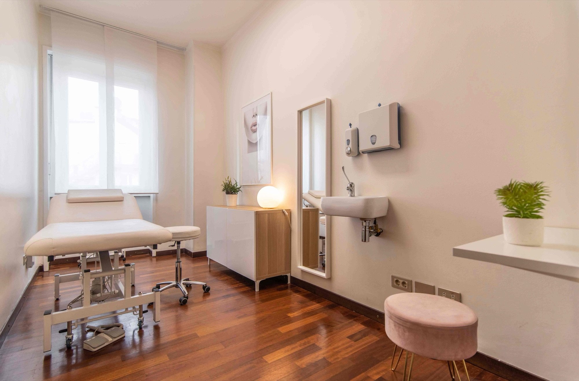 Lettino da visita con lavabo, mobile e sgabello in studio professionale Standard presso Spatium Duomo, Milano