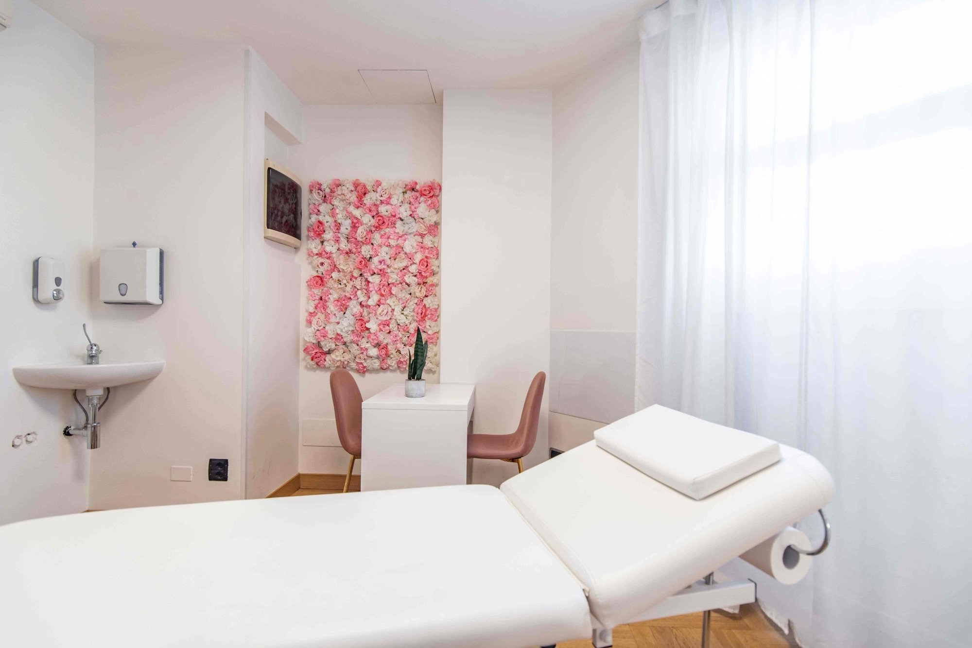 Lettino da visita con lavabo e parete floreale in studio professionale Premium presso Spatium Missori, Milano