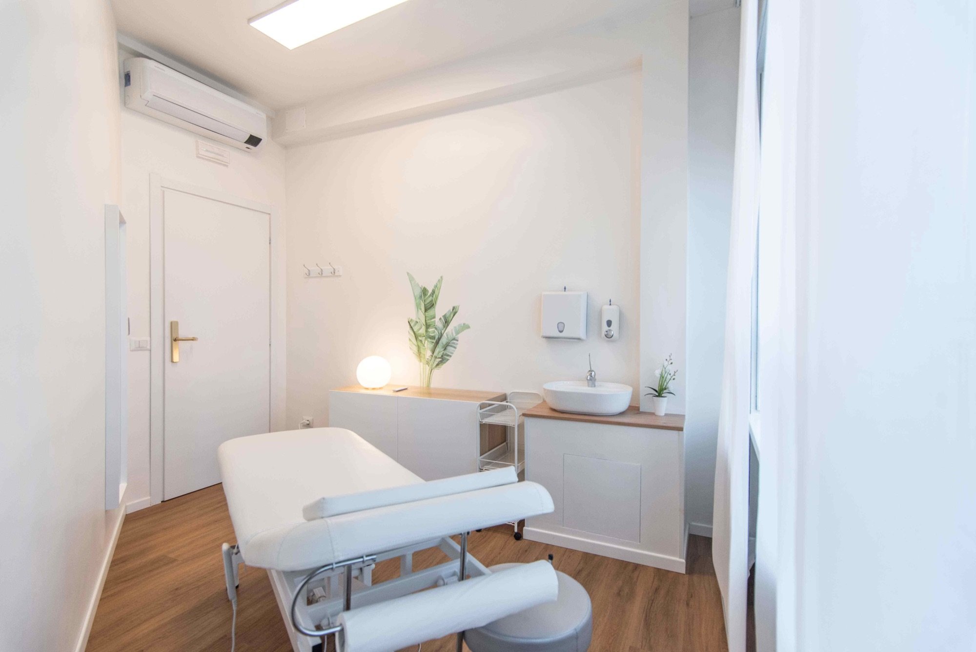 Lettino da visita con lavabo e pianta in vista diagonale in studio professionale Standard presso Spatium Porta Romana, Milano