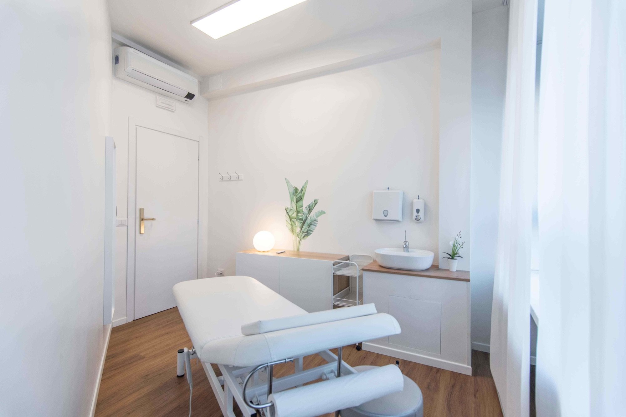 Lettino da visita con lavabo, pianta e finestra in studio professionale Standard presso Spatium Porta Romana, Milano