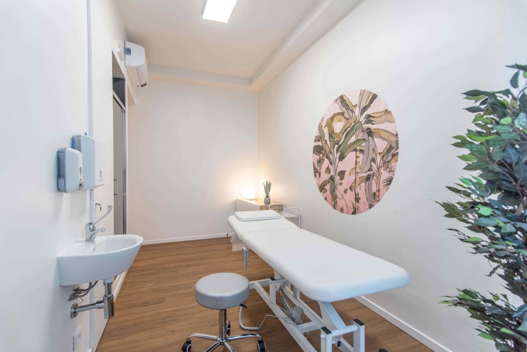 Lettino da visita con lavabo, pianta e lampada in studio professionale Standard presso Spatium Porta Romana, Milano