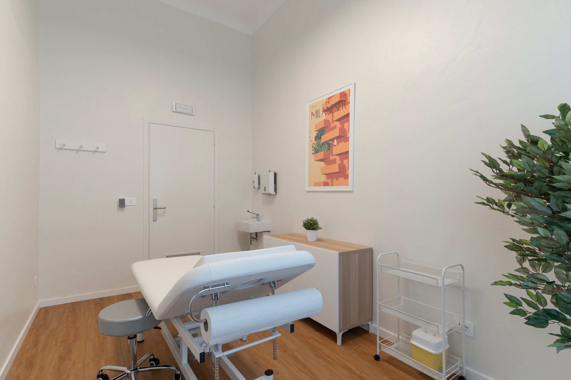 Lettino da visita con lavabo, pianta e mobile in studio professionale Premium presso Spatium Corso Vercelli, Milano