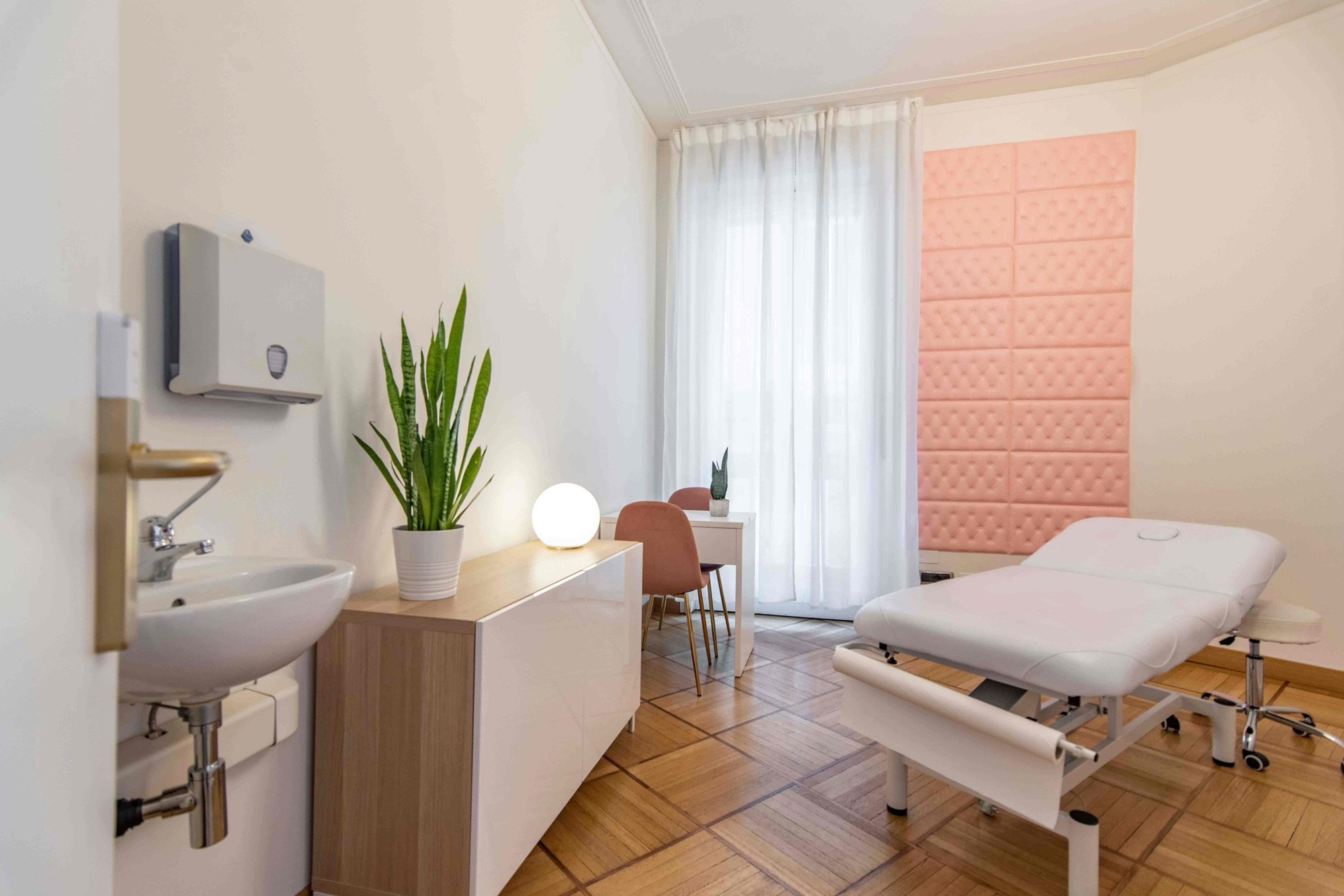 Lettino da visita con lavabo, pianta e pannello decorativo in studio professionale Premium presso Spatium Missori, Milano
