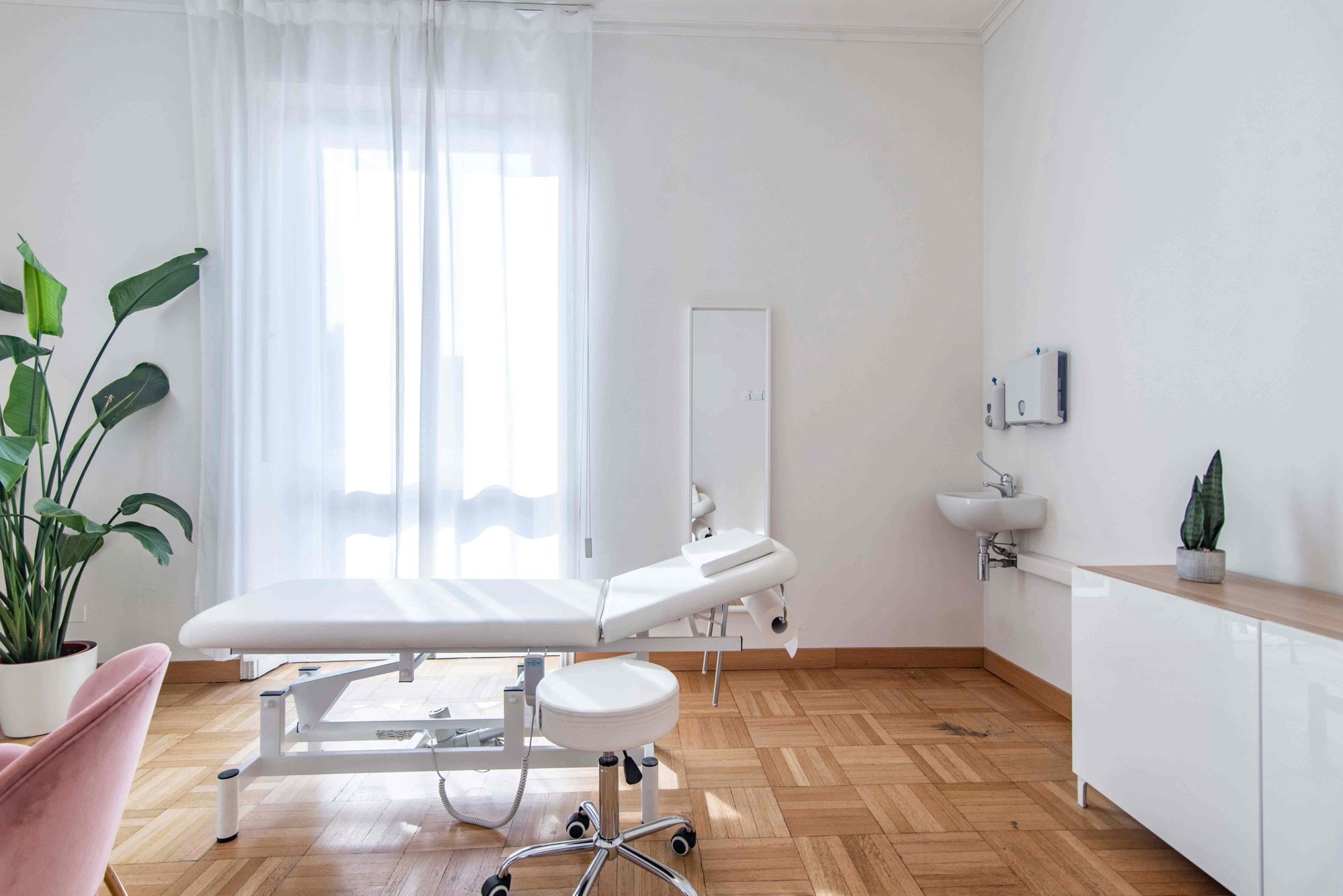 Lettino da visita con lavabo e piante in studio professionale Lounge presso Spatium Missori, Milano