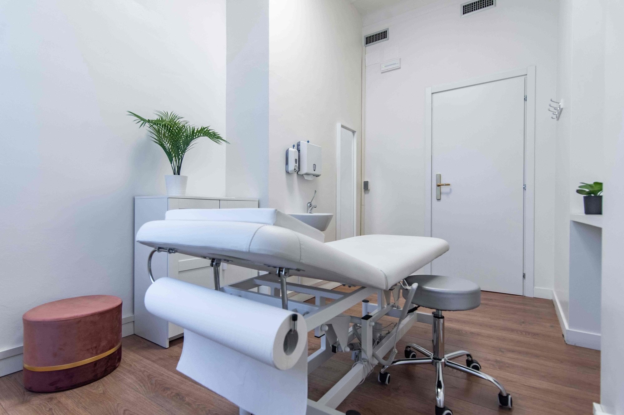 Lettino da visita con lavabo e rotolo carta in studio professionale Standard presso Spatium Policlinico, Milano