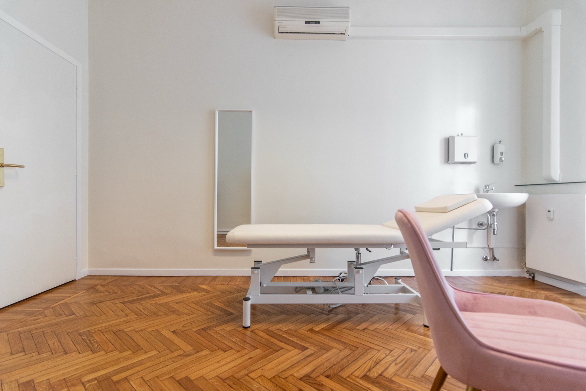 Lettino da visita con lavabo e seduta rosa in studio professionale Top presso Spatium Santa Sofia, Milano