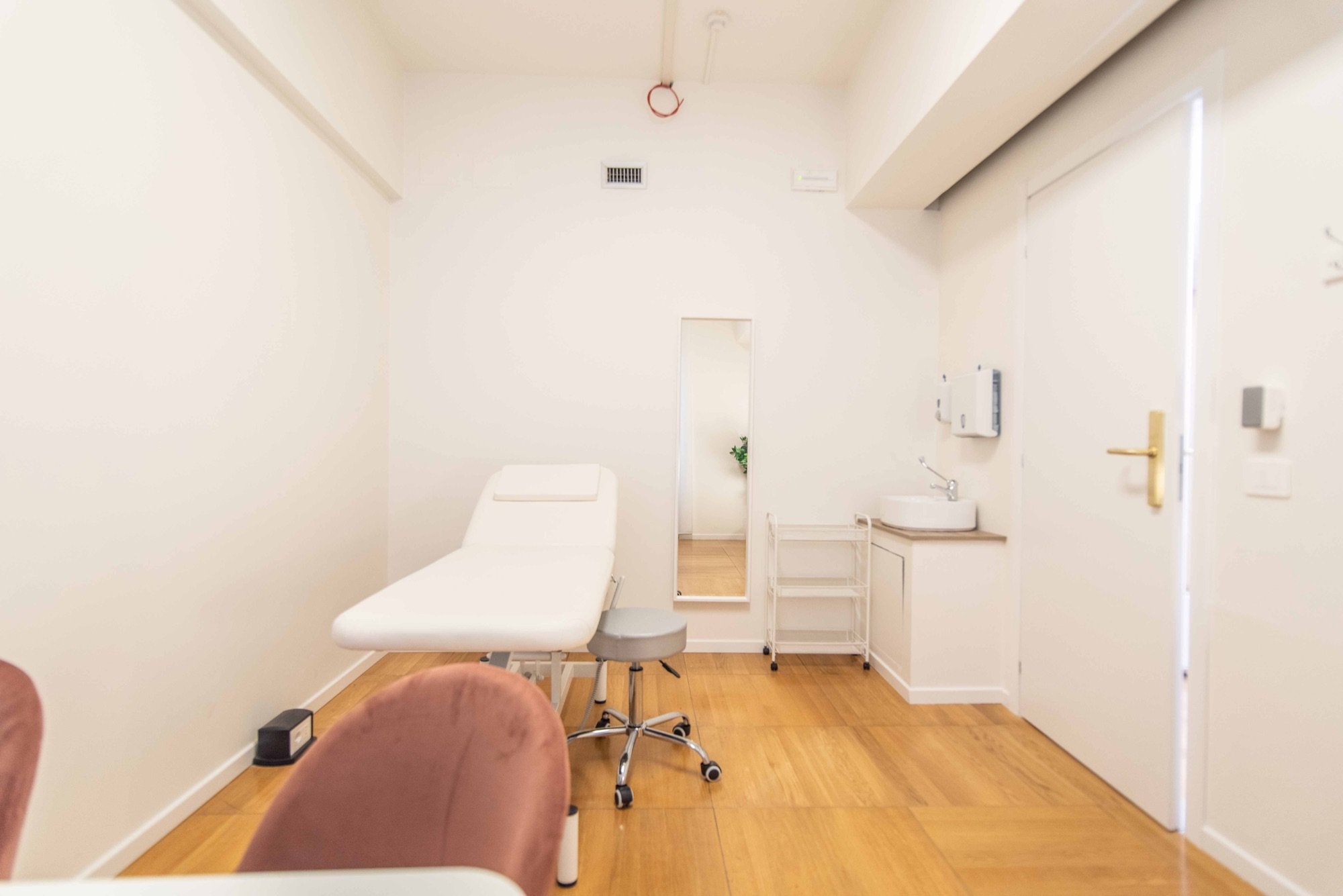 Lettino da visita con lavabo e specchio in studio professionale Exclusive presso Spatium Corso Italia, Milano