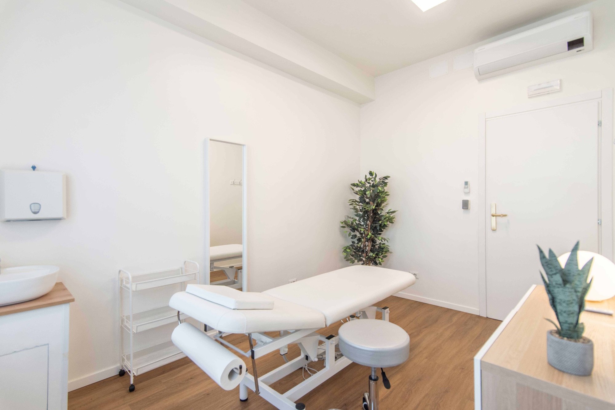 Lettino da visita con lavabo, specchio e pianta in studio professionale Standard presso Spatium Porta Romana, Milano