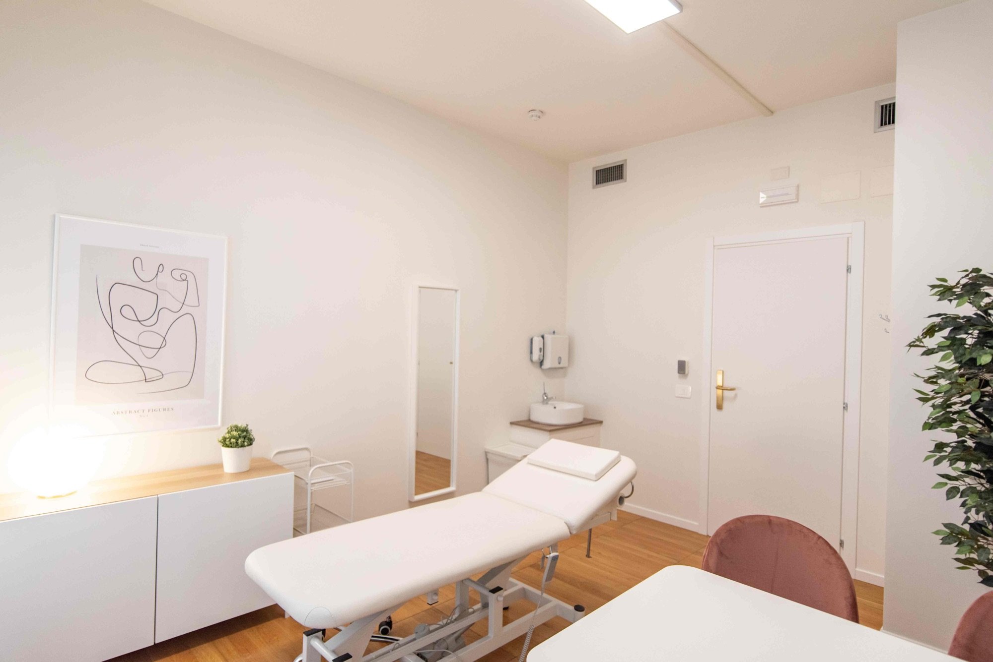 Lettino da visita con lavabo, tavolo e sedute in studio professionale Exclusive presso Spatium Corso Italia, Milano