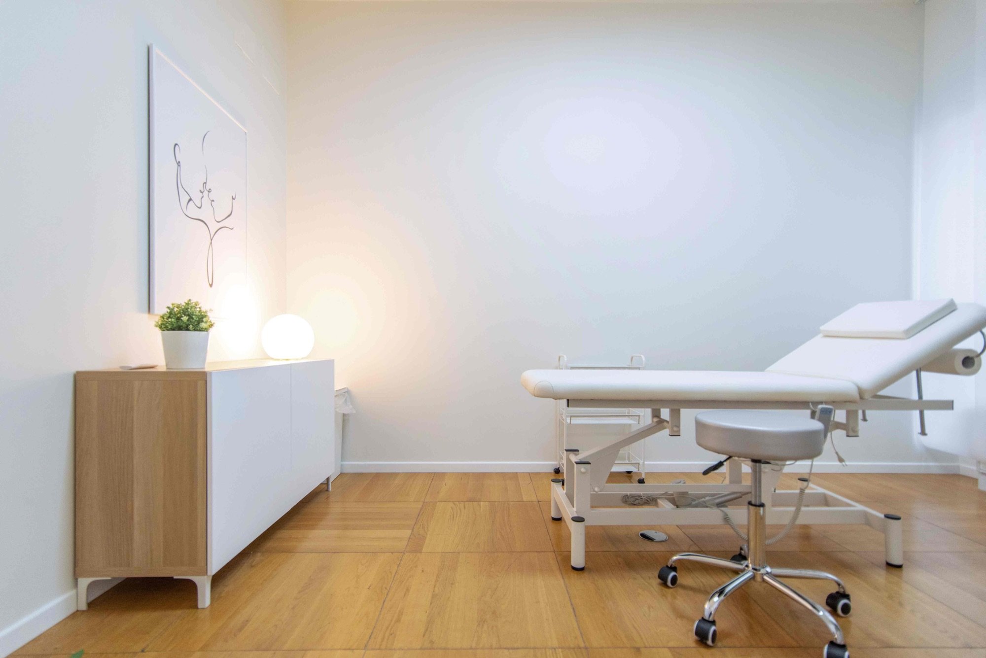 Lettino da visita con mobile contenitore in studio professionale Premium presso Spatium Corso Italia, Milano